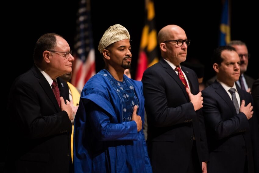 Will presta juramento como concejal vistiendo un Agbada nigeriano tradicional