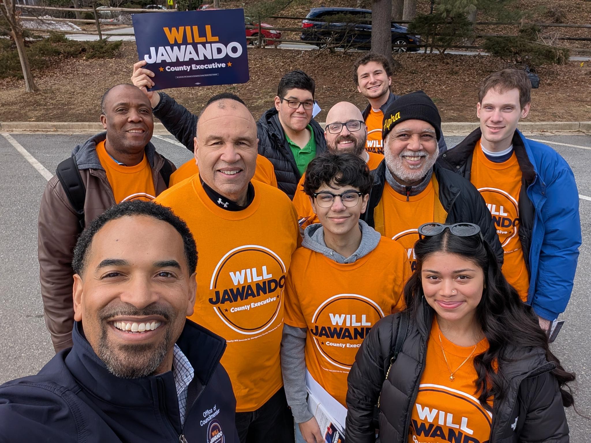 Will Jawando y voluntarios tocando puertas en el Condado de Montgomery